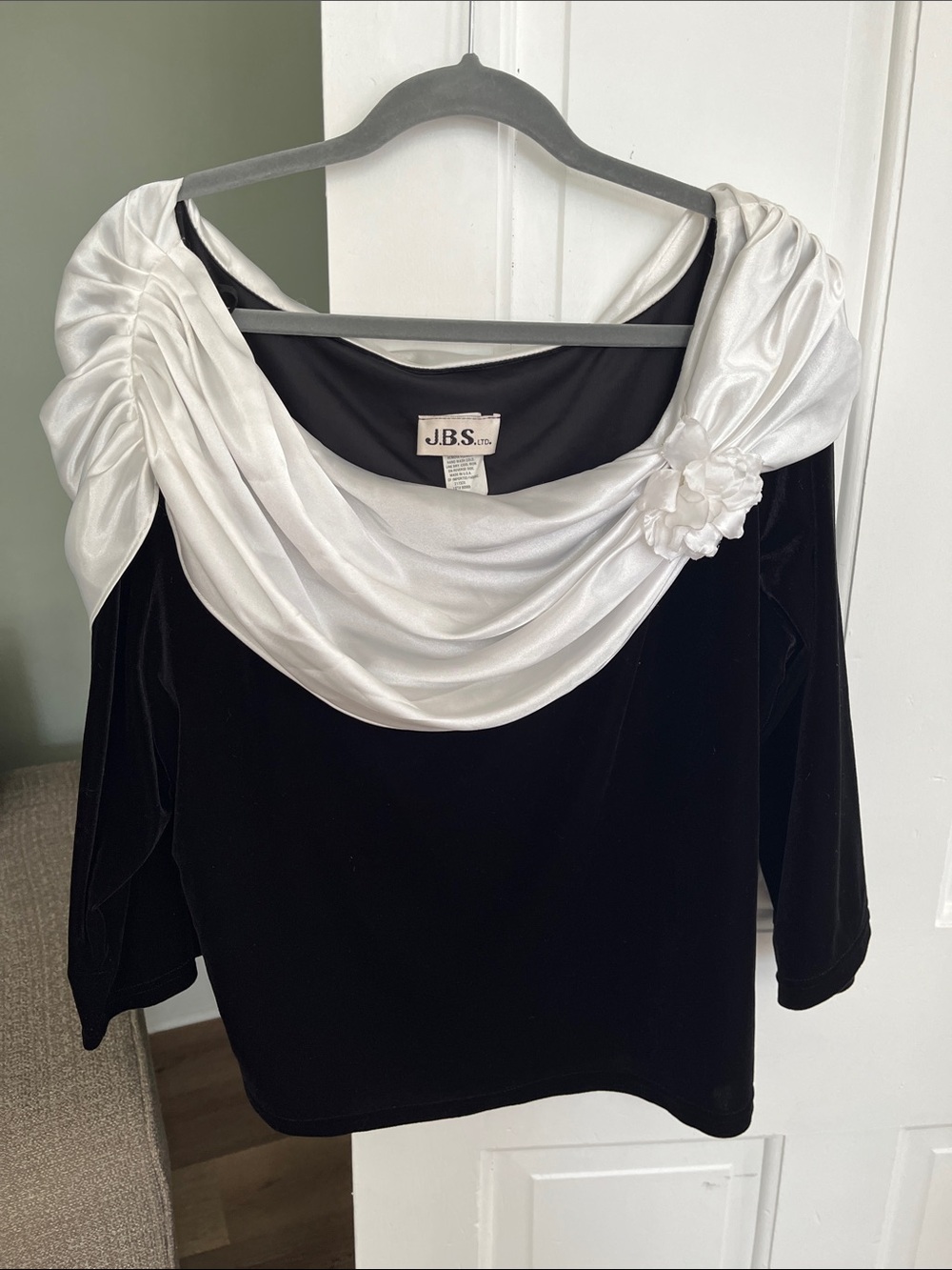 J.B.S. Ltd. 3X Black Velvet Top White Satin Collar